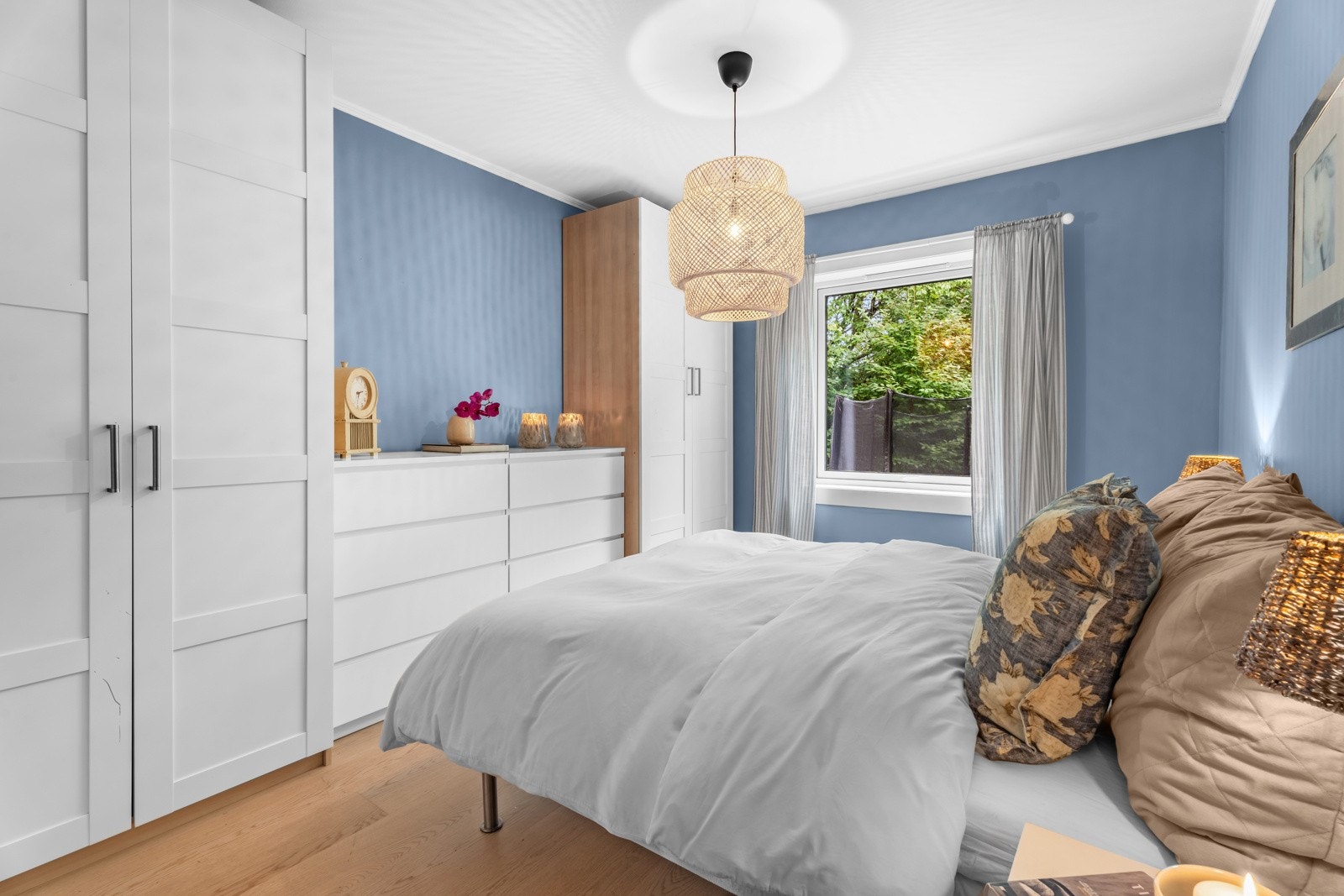 Gode lagringsmuligheter for klær i garderobeskap. Det er videre plass til kommode mellom skapene. Galleribilde