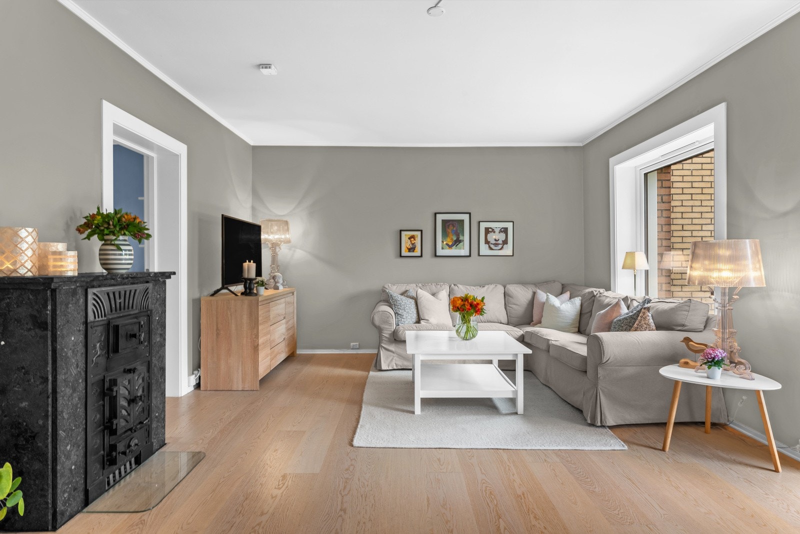 Leiligheten har 1-stavs parkett på gulv i stuen, entré og på ett soverom, mens det er lagt en moderne laminat (2022) på de to andre soverommene. Galleribilde