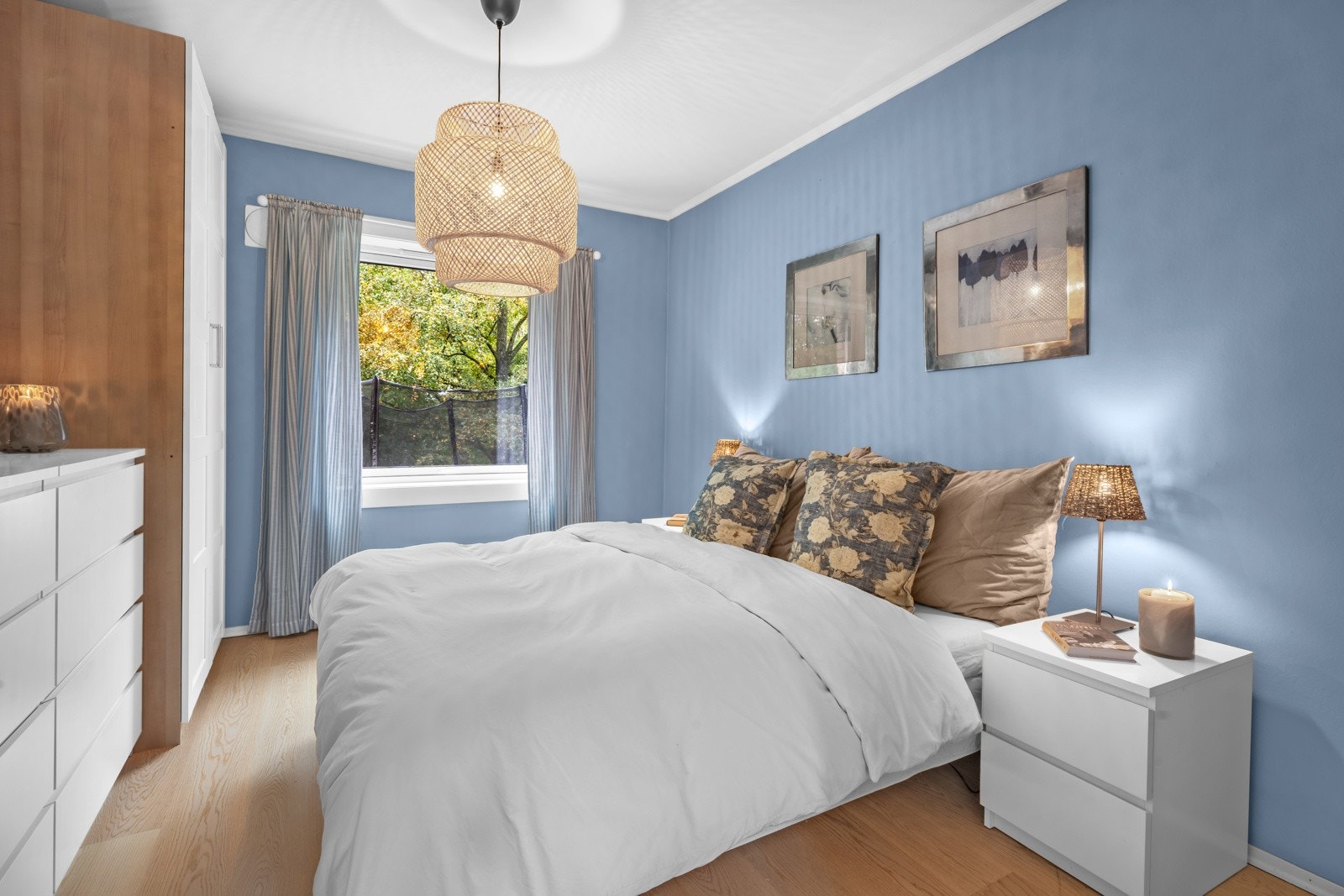 Leiligheten har tre gode soverom. Hovedsoverommet ligger i tilknytning til stuen og har god plass til dobbeltseng med tilhørende nattbord. Galleribilde