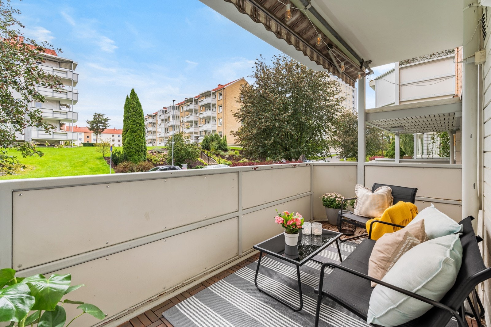 Fra stuen har du utgang til overbygd, vestvendt balkong med gode solforhold og hyggelig utsyn. Galleribilde