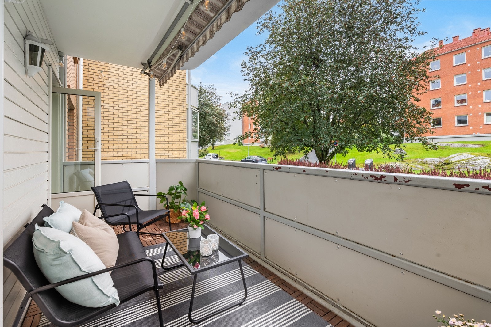 Balkongen har et gulvareal på 9 kvm og dette muliggjør ulike balkongmøblement. Det er montert lysarmatur og stikkontakt på vegg. Pene treheller ble lagt i 2019 og gir et lunt inntrykk. Galleribilde