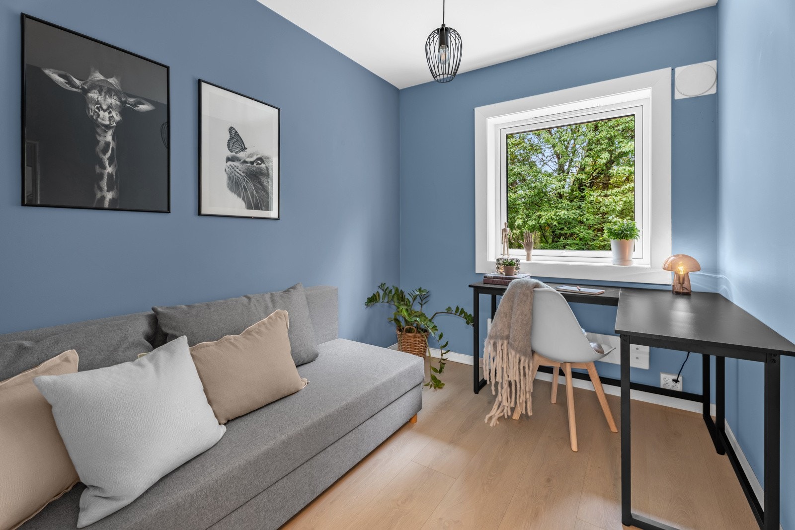 Soverom 3. Begge disse soverommene ligger i tilknytning til entreen. Alle tre soverommene ble malt på nytt i 2022. Galleribilde