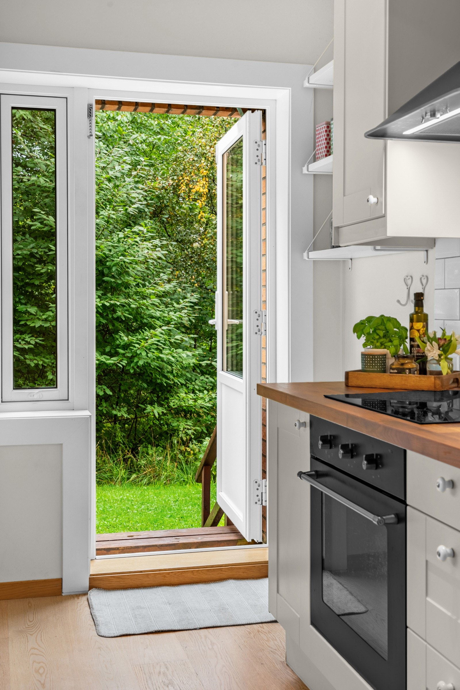 Vi går inn. Leiligheten holder en gjennomgående normal god standard som gjør det mulig å flytte rett inn. Galleribilde