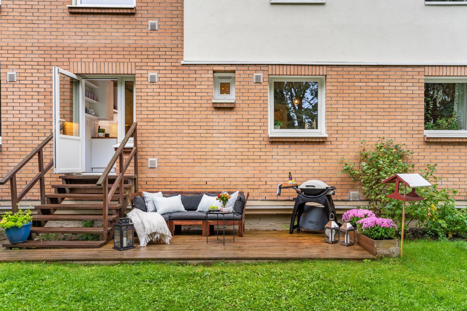 En attraktiv 4-roms leilighet med vestvendt balkong og direkte adkomst ut til hyggelig markterrasse. Galleribilde