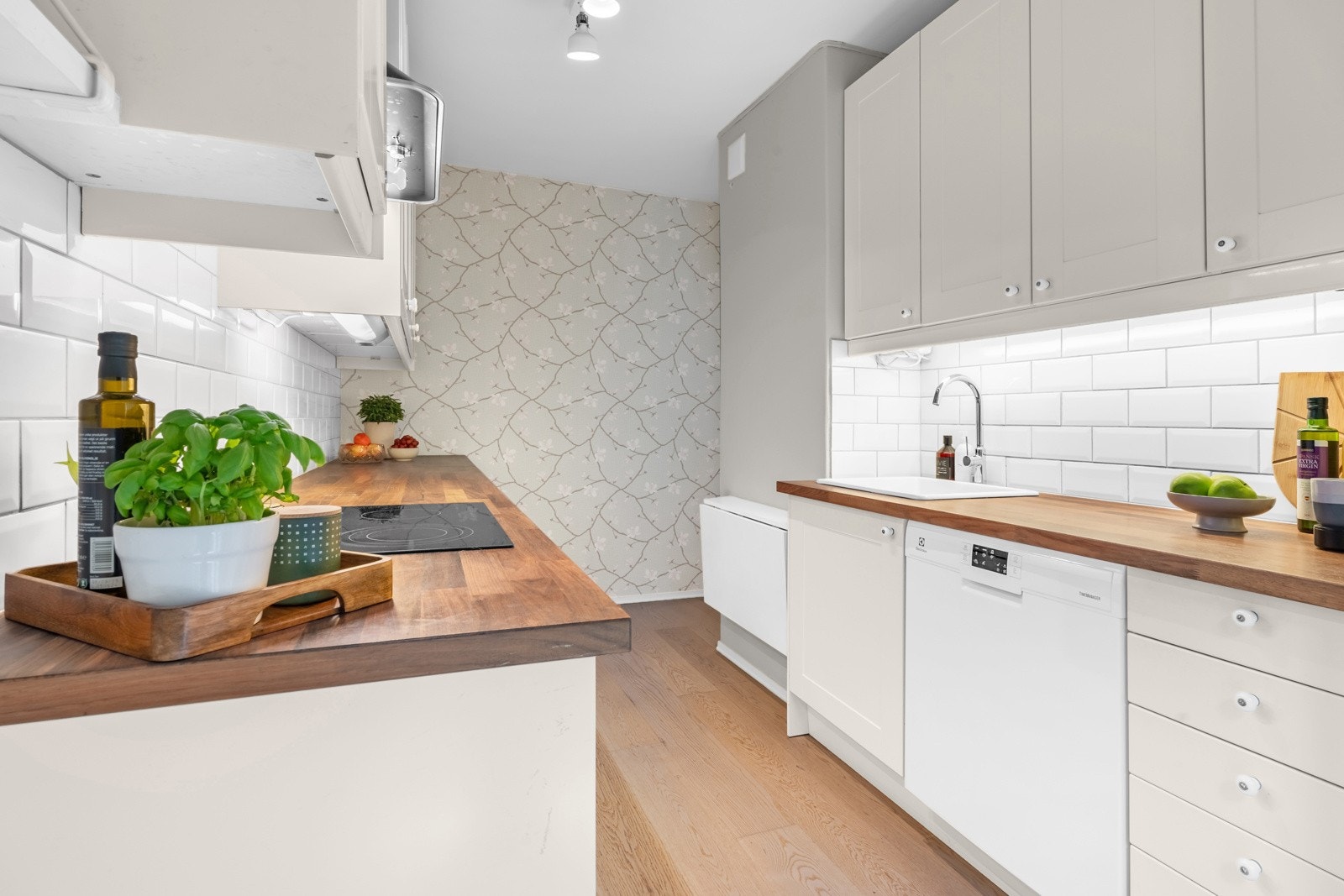 Kjøkkenet ble delvis oppgradert i 2015 med nye fronter, sidevegger, benkeplate, oppvaskkum og foringer. Galleribilde