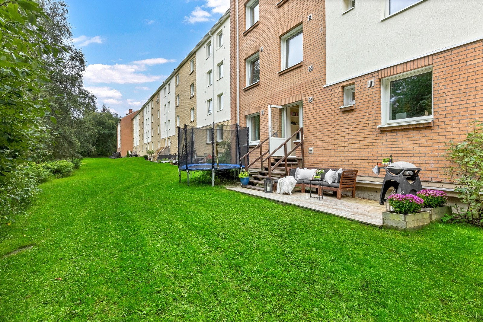 Direkte adkomst til det grønne fellesarealet som omkranser boligblokken. Her er det masse boltreplass på gressplenen, for både liten og stor! Galleribilde