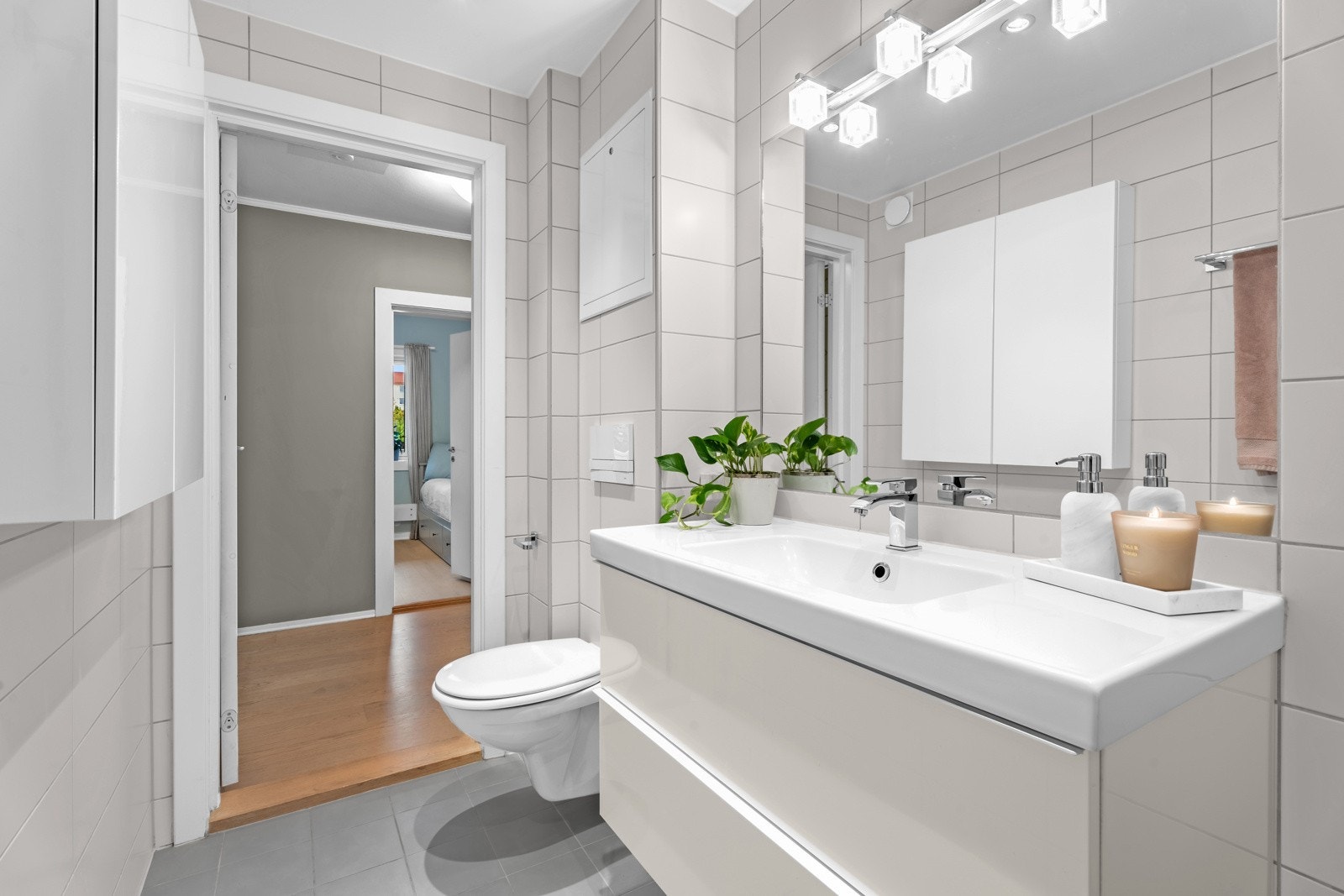 Badet er også utstyrt med veggmontert toalett og vindu på vegg. Baderommet ble rehabilitert i 2015, i regi av borettslaget. Galleribilde