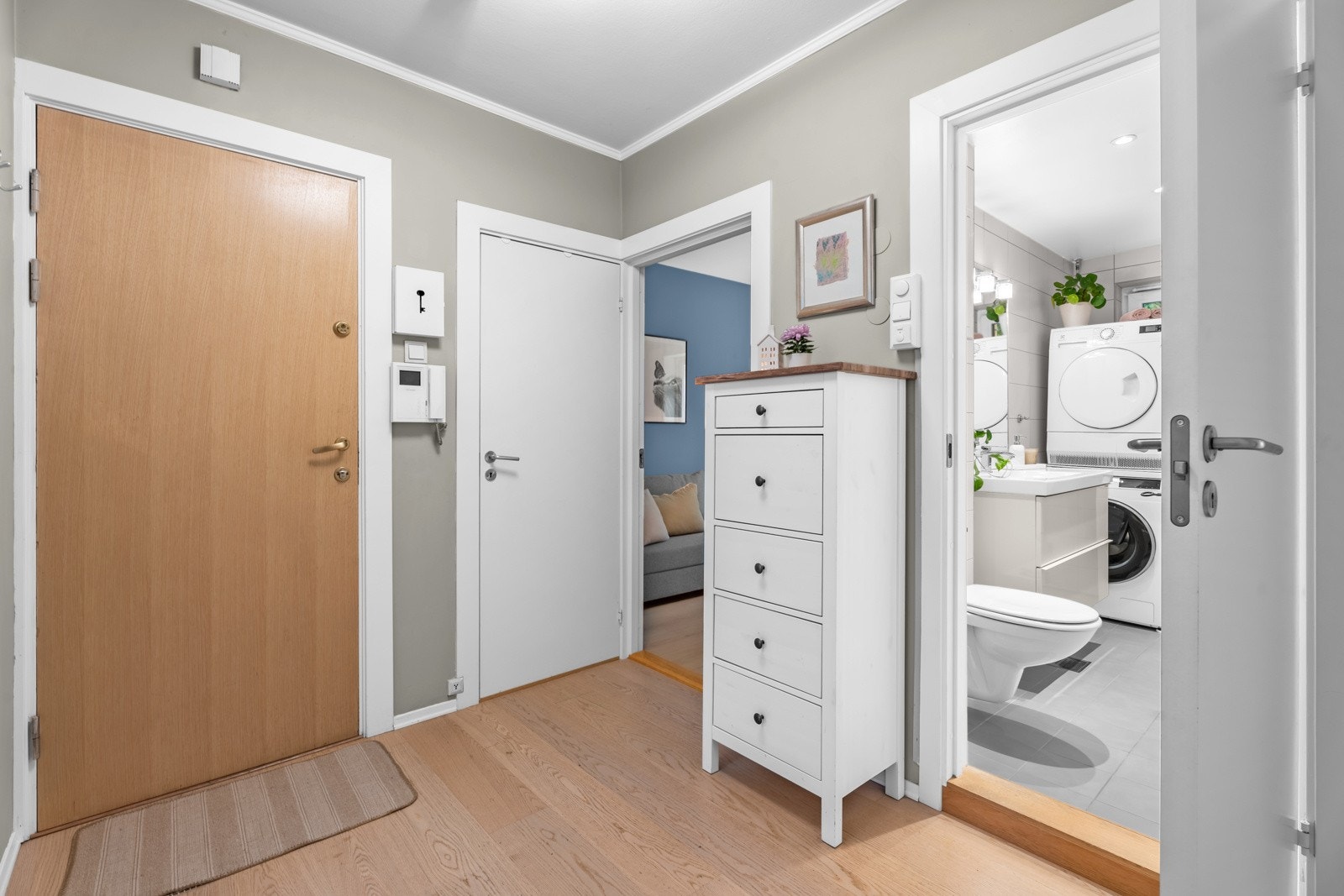 Entreen er utstyrt med dørcalling og laminert, brann- og lydklassifisert entrédør (B30/DB35). I entreen har man tilgang til et praktisk kott med gode lagringsmuligheten for klær og sko, mm. Galleribilde