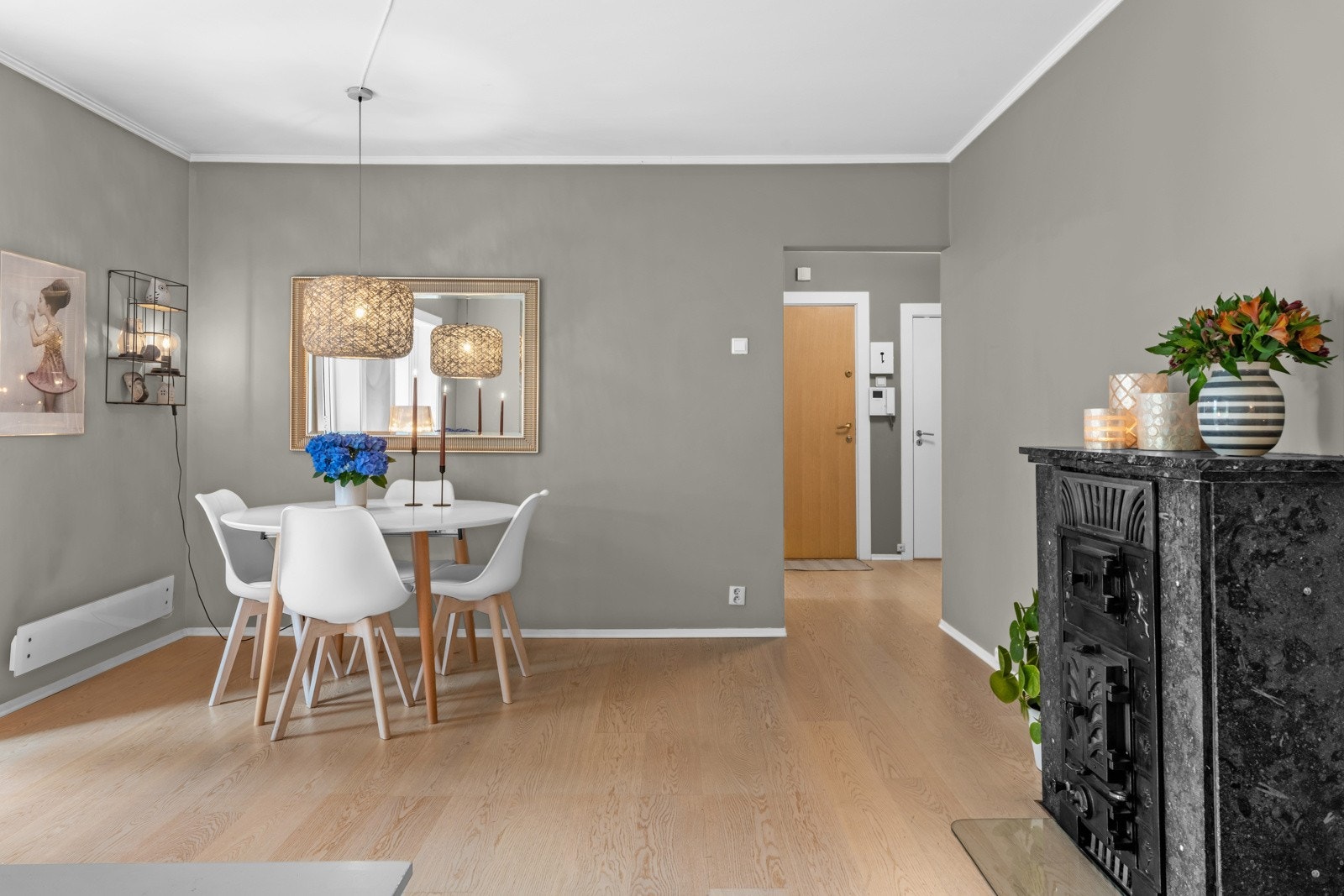 Fin plass til spisebord hvor måltidene kan nytes i hyggelig lag. Galleribilde