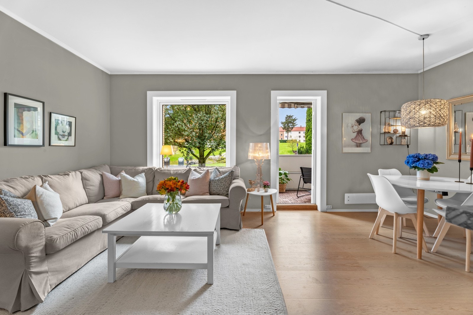 Leiligheten har gode vindusflater som slipper inn rikelig med naturlig lys. Galleribilde