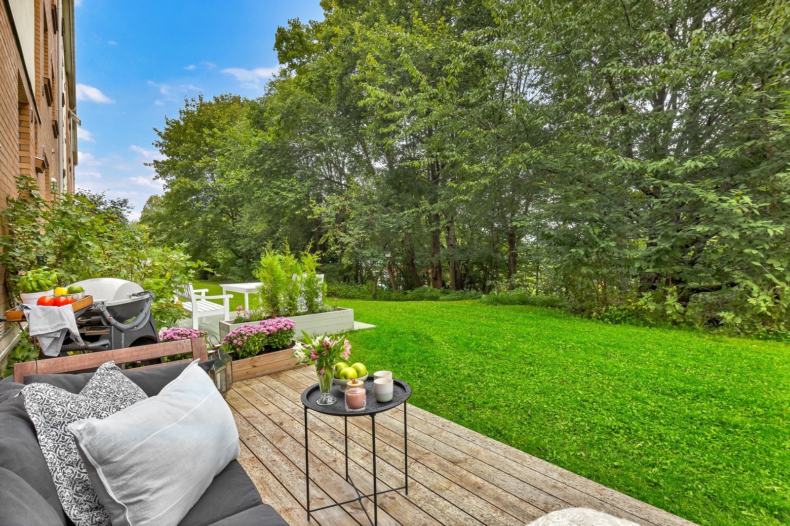 Markterrassen er 8 kvm stor og ble etablert i 2015. Dette gir fin plass til ulike utemøblement. Galleribilde