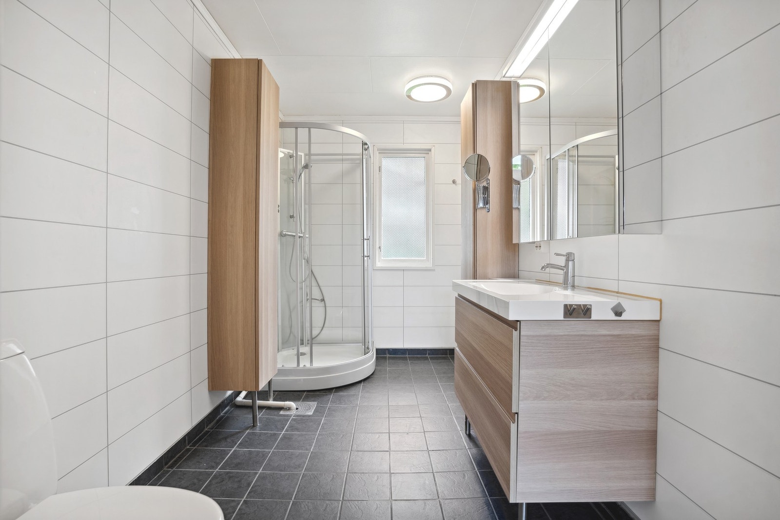 Badet er av god størrelse med godt utnyttet lagringsplass. Galleribilde