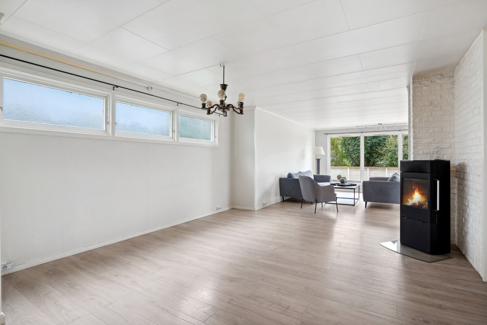 Vedfyring gir behagelig oppvarming på vinterstid. Galleribilde