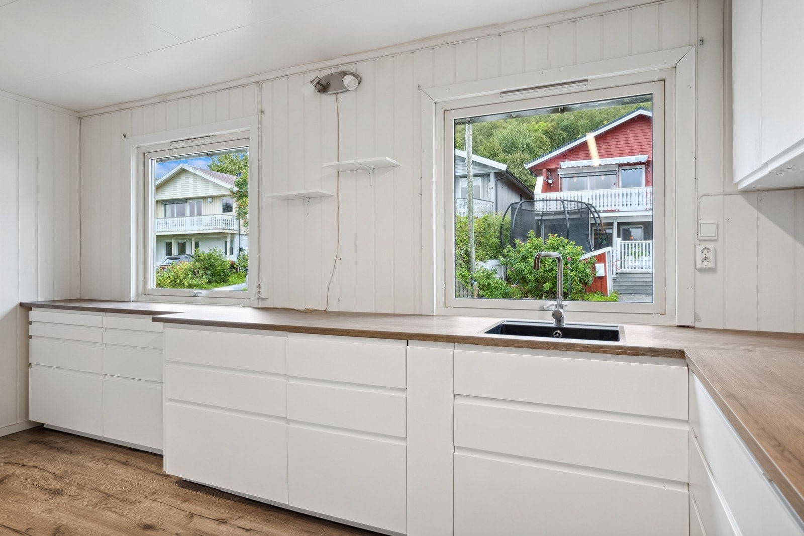 Rikelig med lysinnslipp på kjøkkenet. Galleribilde