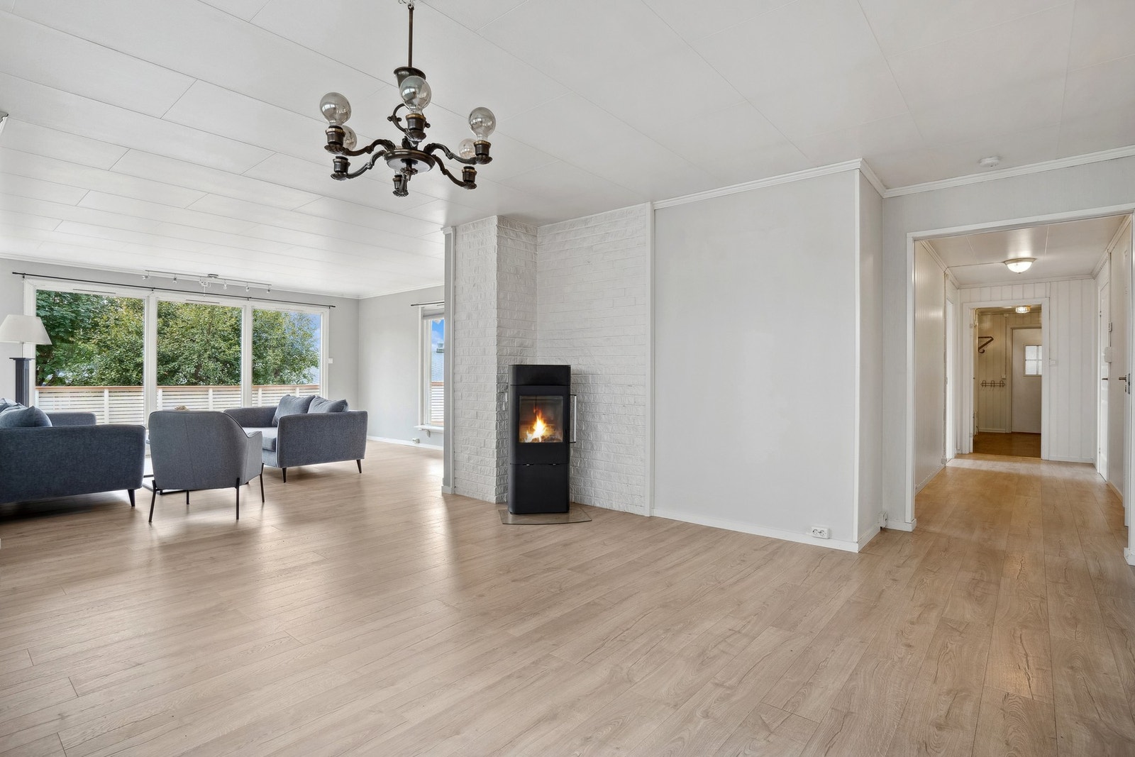 Boligens stue gir rom for mange møbleringsmuligheter. Galleribilde