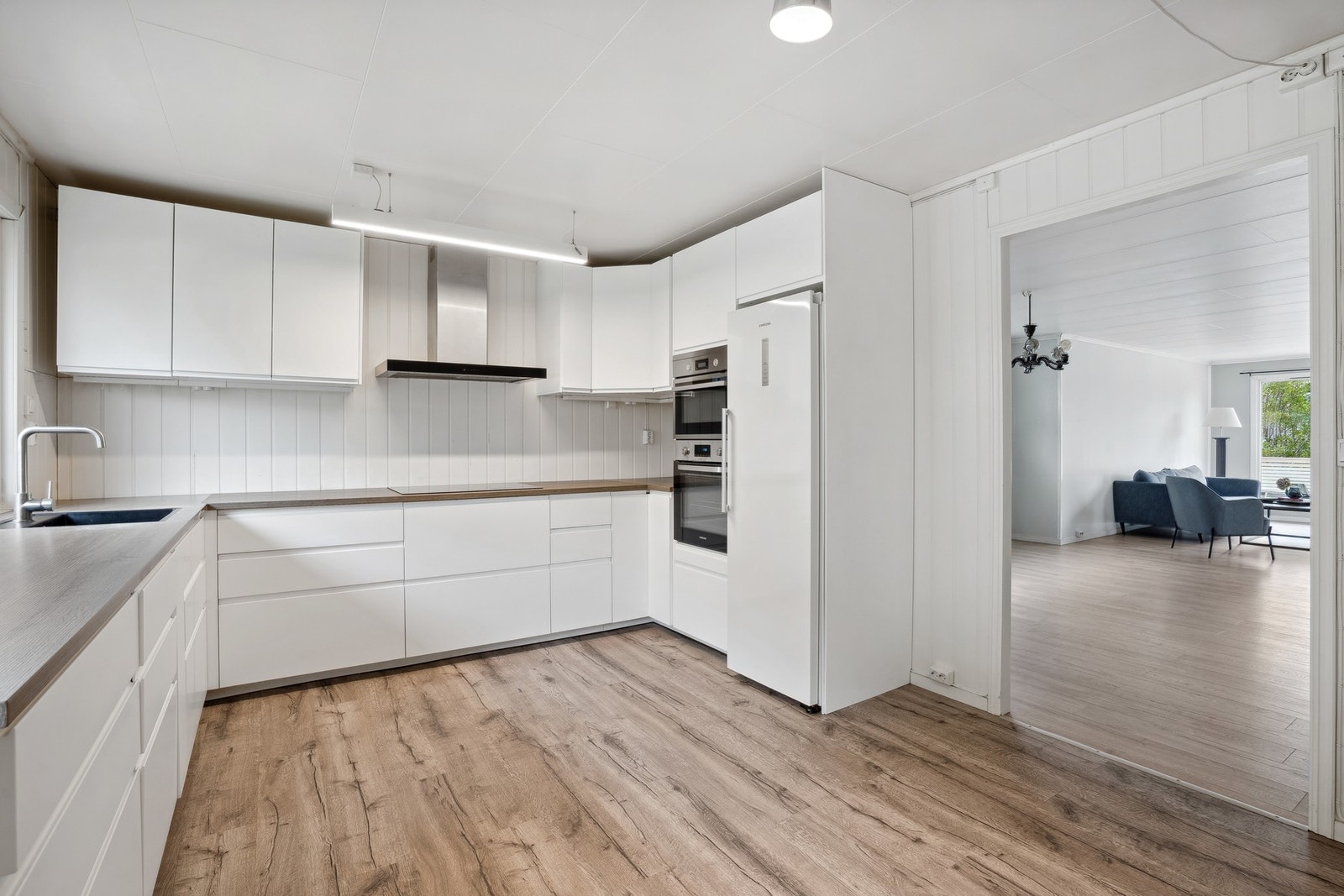 Masse god benkeplass, samt oppbevaringsplass i skuffer og skap. Galleribilde