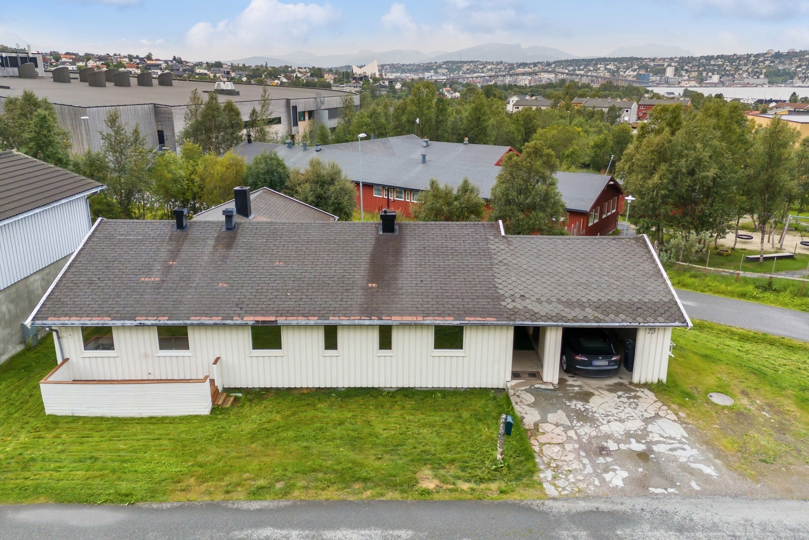 Enebolig på et plan med carport, god planløsning og eldre garasje i rekke. Galleribilde