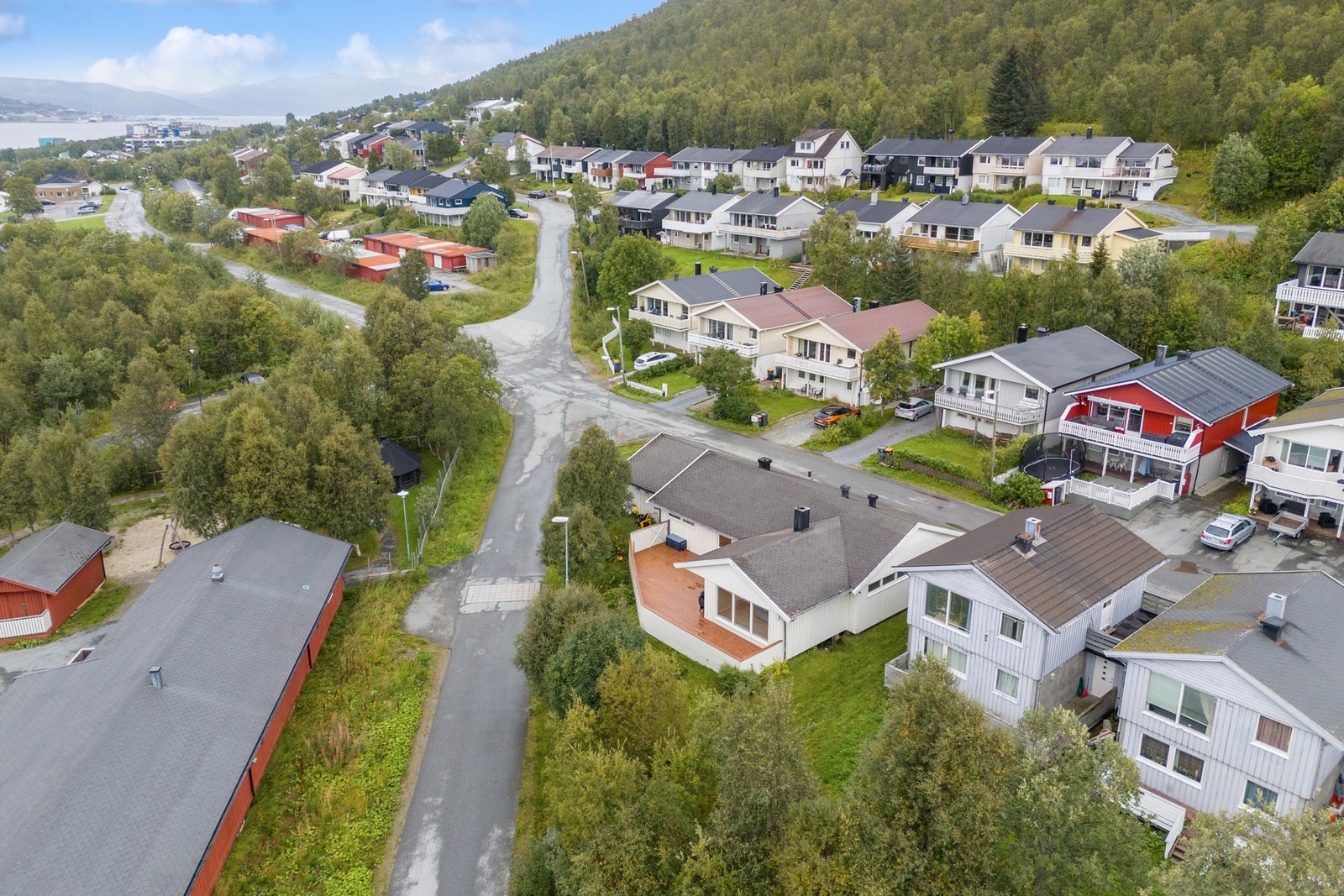 Her får du en attraktiv beliggenhet i et rolig og familievennlig nabolag, omgitt av flott natur og med nærhet til Tromsø sentrum. Galleribilde