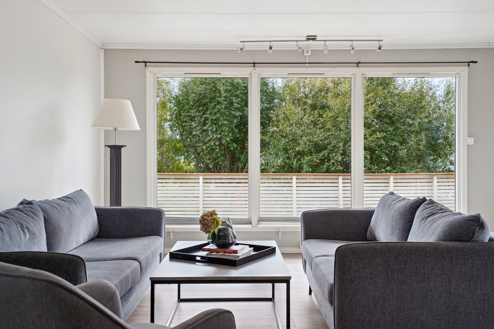 Romslig stue med store vindusflater. Galleribilde