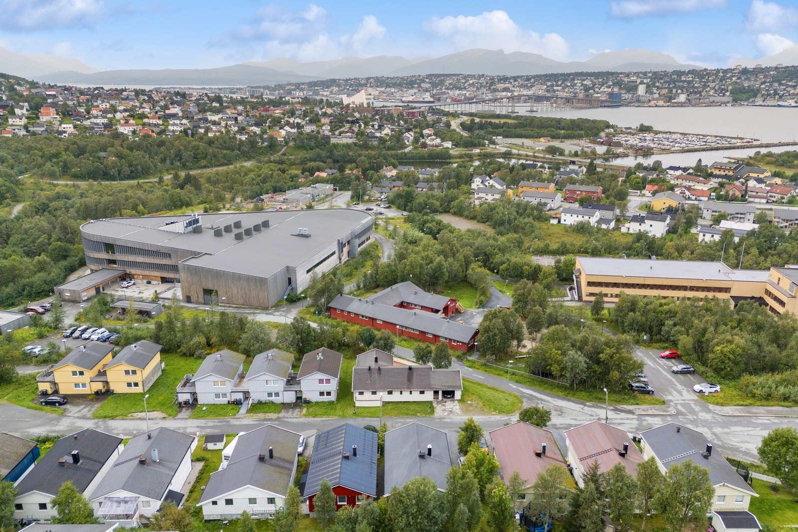 Eiendommen har kort avstand til både barnehager, skoler og dagligvarebutikker. Galleribilde