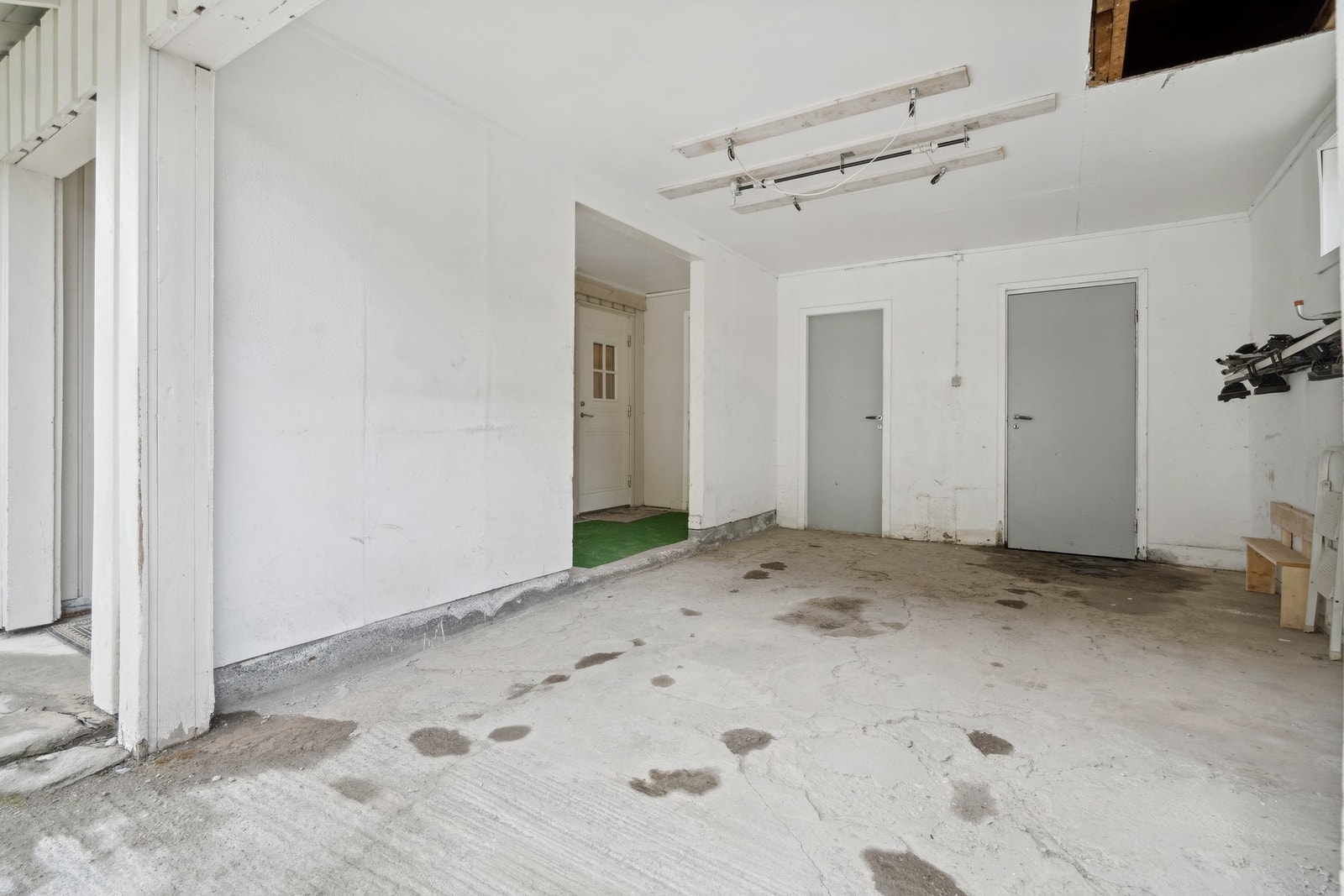 Carport i tilknytning til inngangsparti. Sportsboder i bakkant. Galleribilde