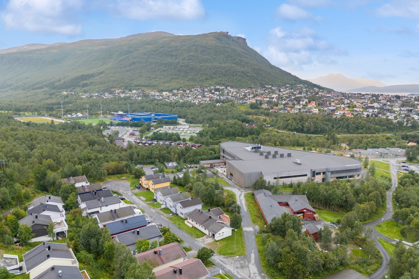 Området byr på gode tur- og rekreasjonsmuligheter, blant annet den populære Sherpatrappa, og lysløypa. Galleribilde