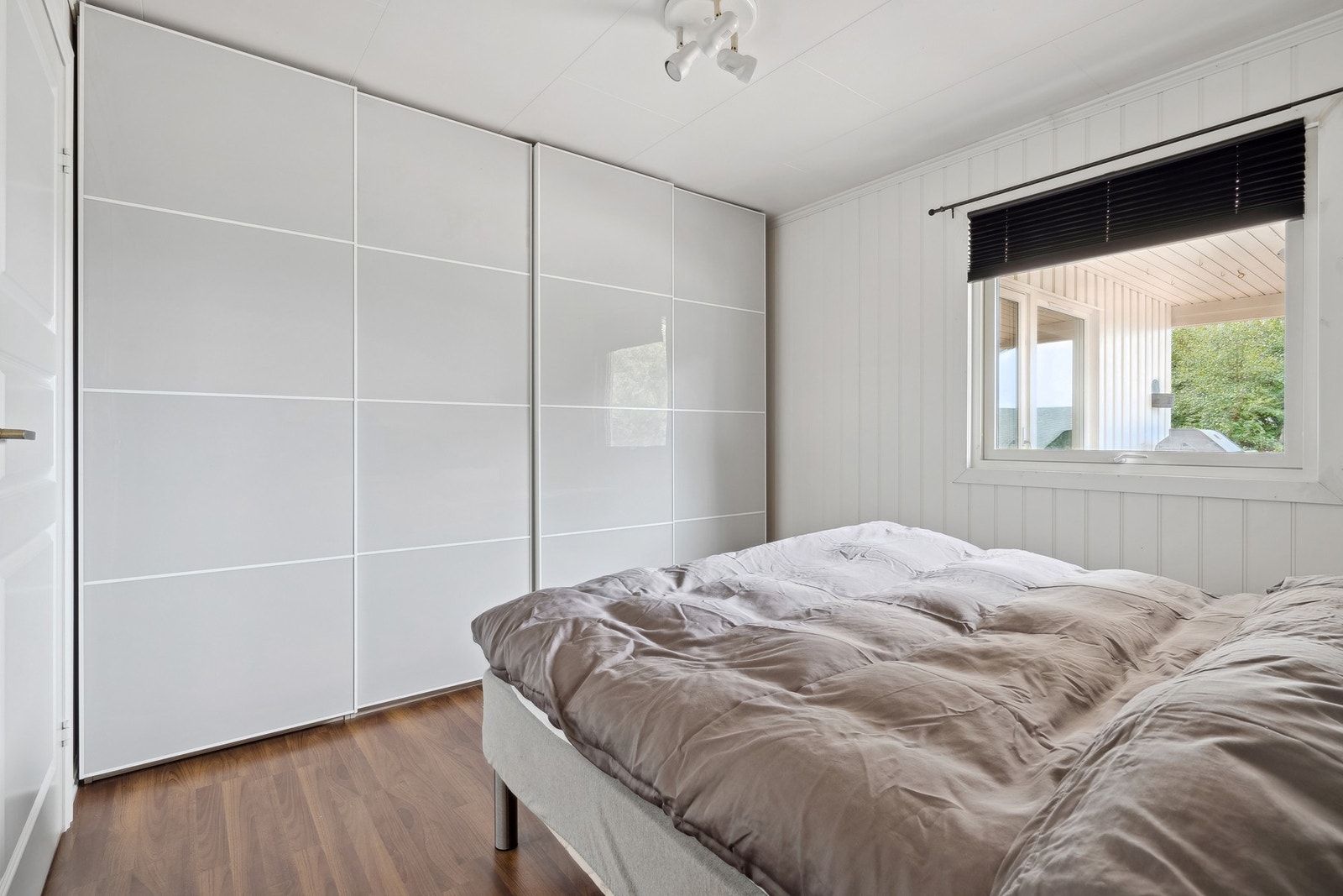 Stor skyvedørsgarderobe til oppbevaring. Galleribilde