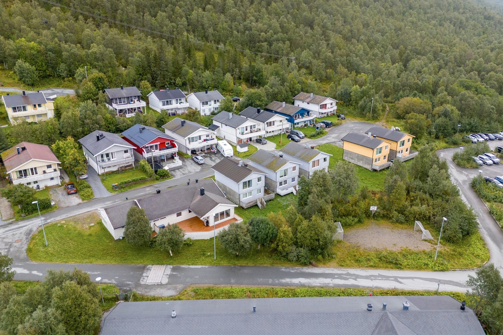 Offentlig transport er lett tilgjengelig, med bussforbindelser som tar deg raskt til sentrum og andre deler av Tromsø. Galleribilde