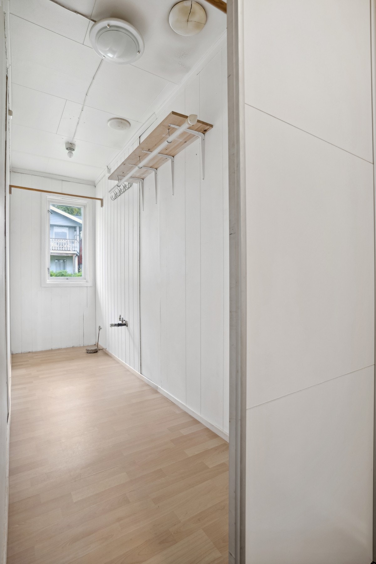 Boligen har godt med lagringsplass, her ved en av boligens boder. Galleribilde