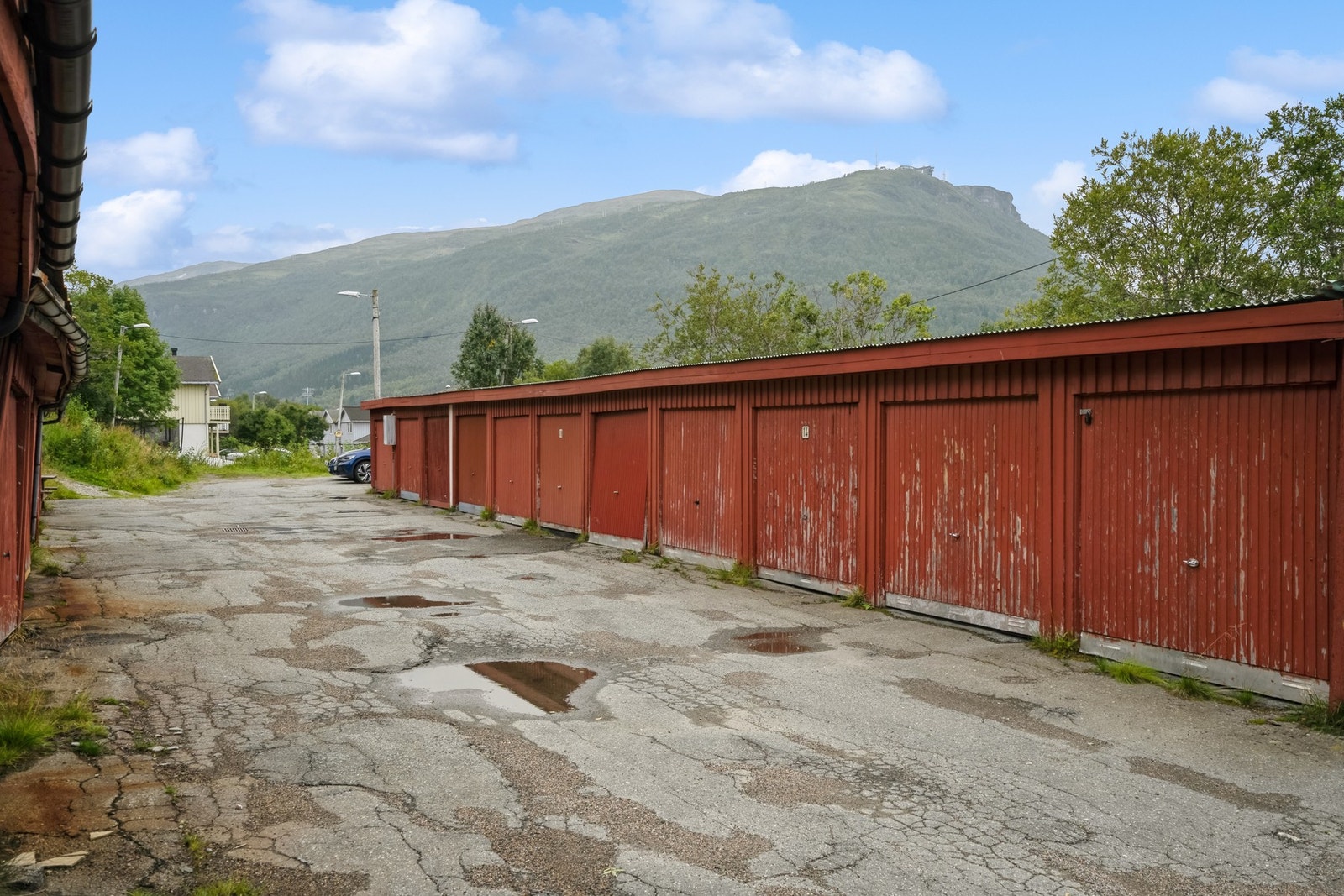 Eiendommen har også andel i garasjerekke som gir tilgang på en garasjeplass. Galleribilde