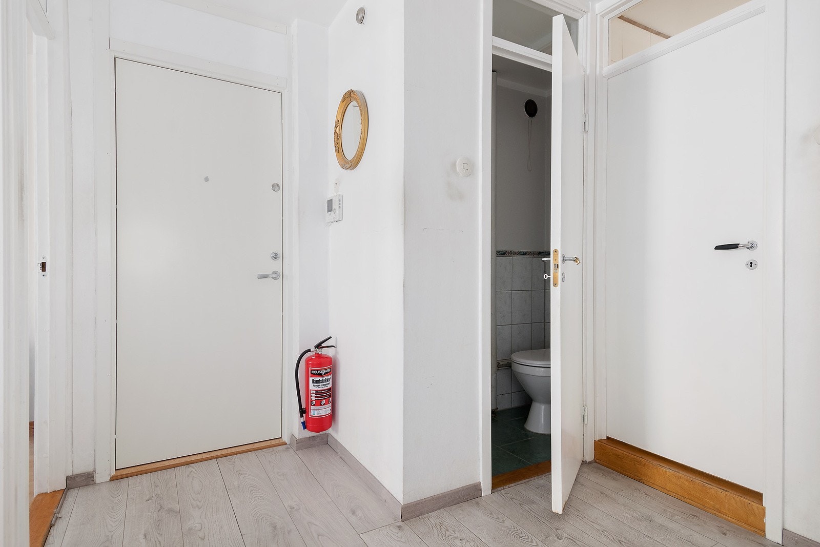 Romslig entré Galleribilde