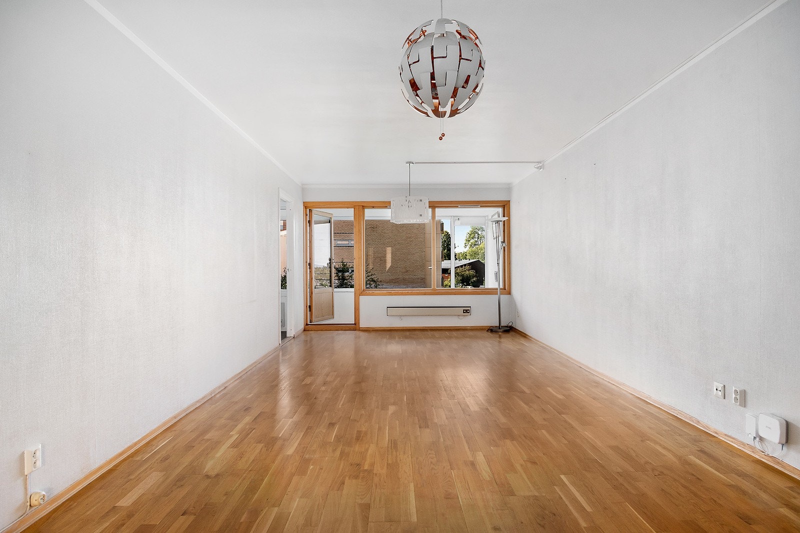 Stuen er romslig og har god plass til både sofa og spisebord Galleribilde