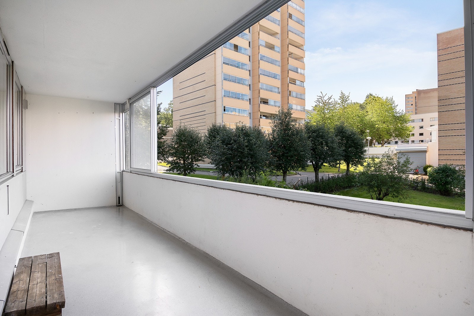 Fra stuen er det utgang til syd-sydvestvendt balkong på 14m² Galleribilde