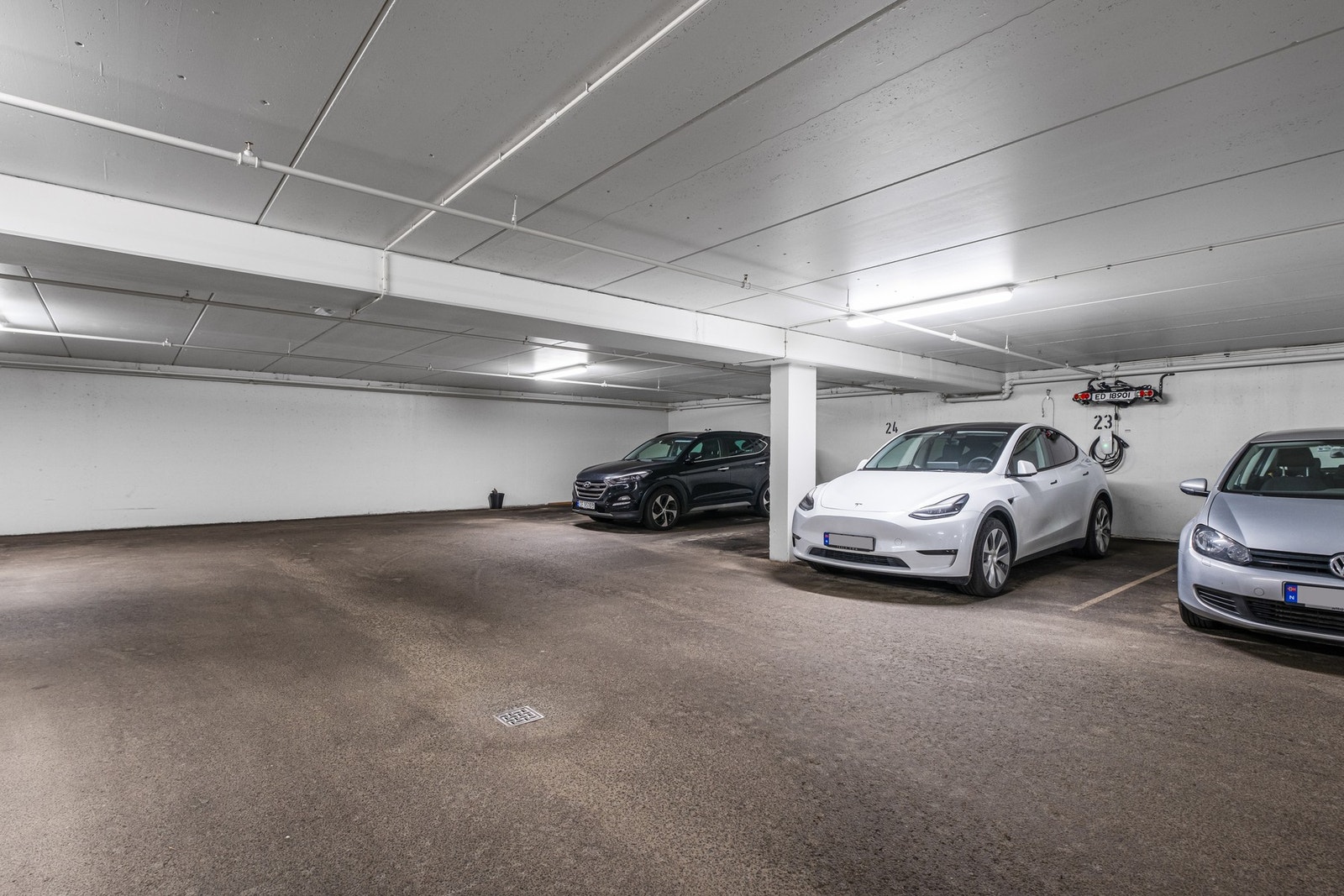 Leiligheten disponerer 2 P-plasser i oppvarmet P-kjeller. En av plassene har El-bil lader og er ekstra bred, så her har du god plass til parkering. Galleribilde