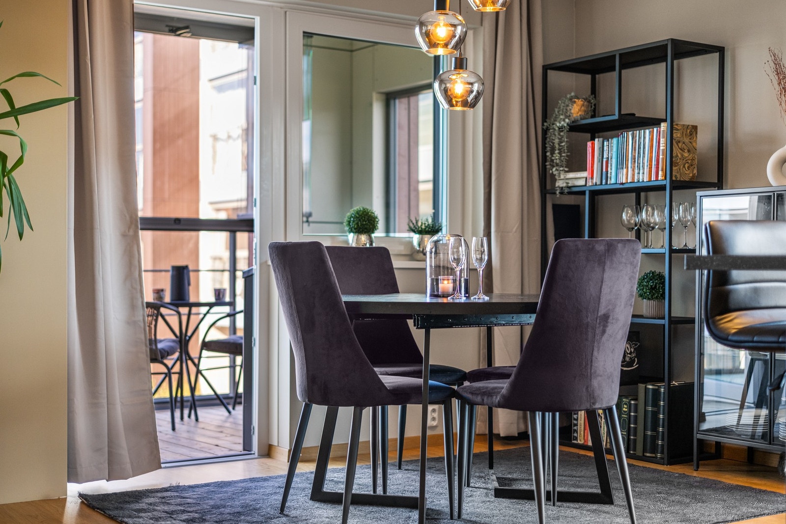 Fra stuen er det utgang til vestvendt balkong Galleribilde