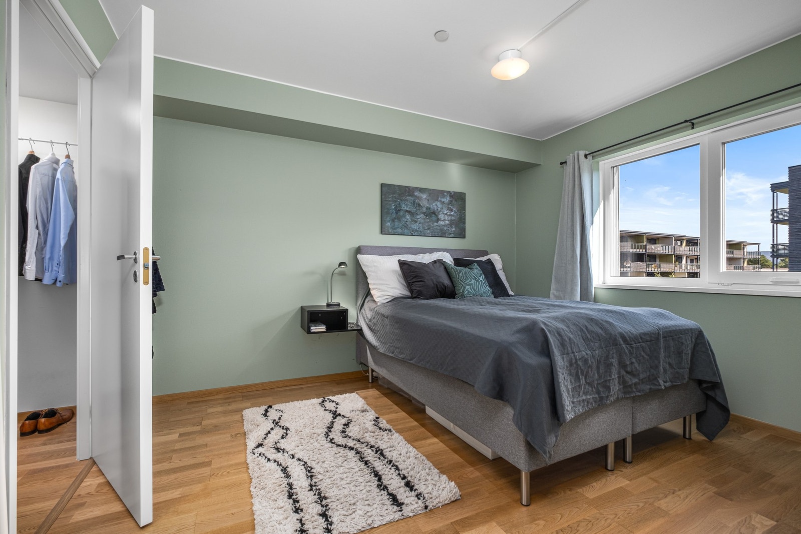 Leiligheten har 2 soverom. På hovedsoverommet har du også walk-in garderobe/bod Galleribilde