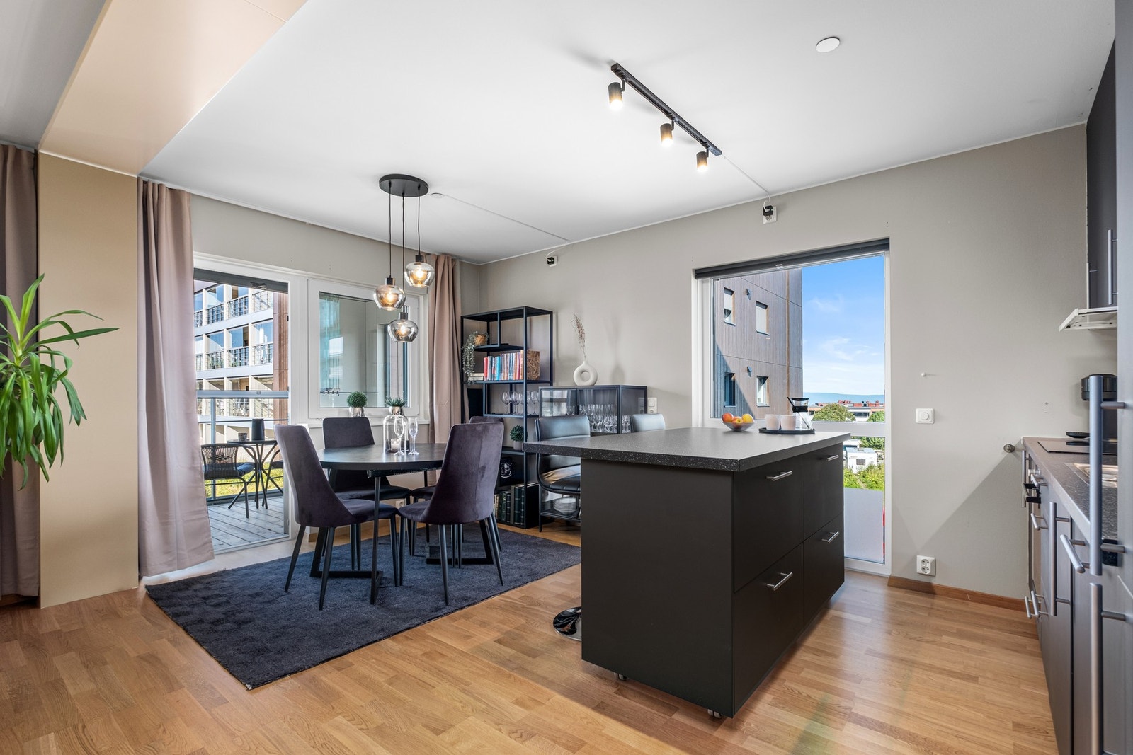 På kjøkkenet har du en praktisk øy som avdeler kjøkken fra spisestue Galleribilde