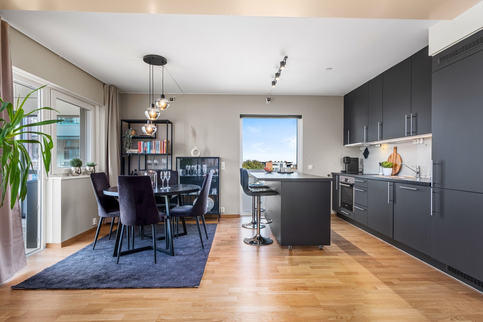 Kjøkkenet fremstår moderne og tidsriktig med mye skap- og benkeplass Galleribilde