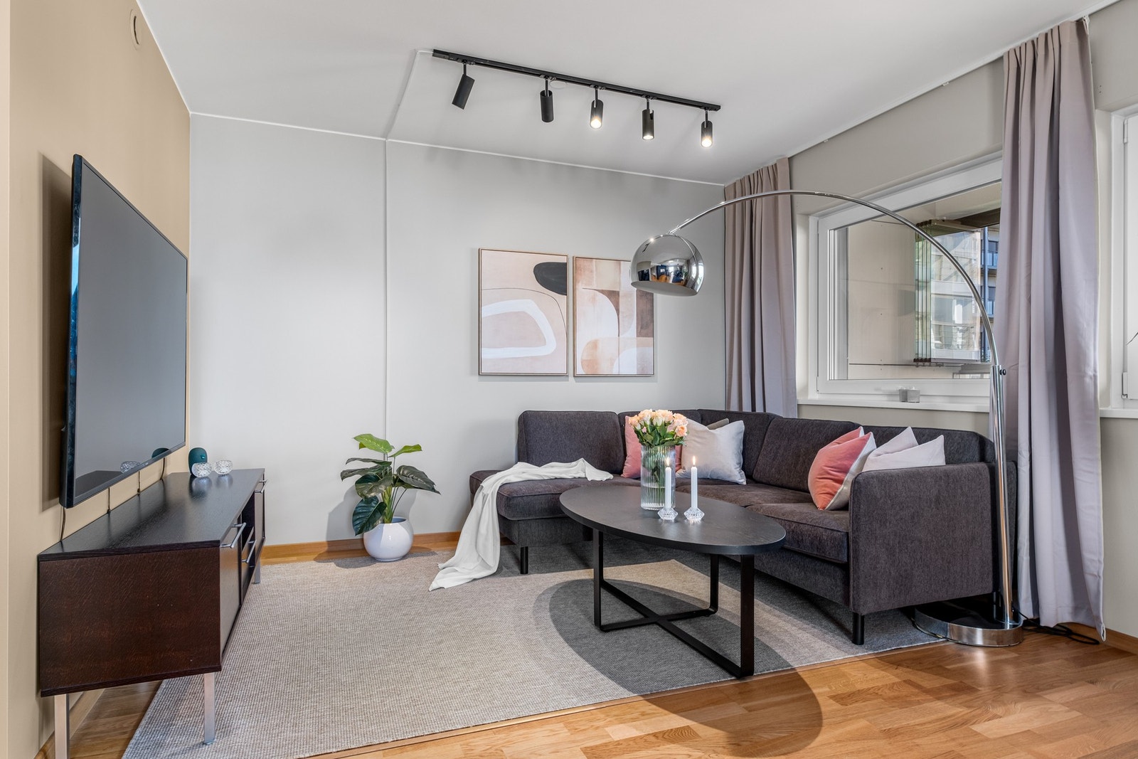 Leiligheten ligger i byggets 2. etasje med endebeliggenhet som gir en lys og luftig stue Galleribilde