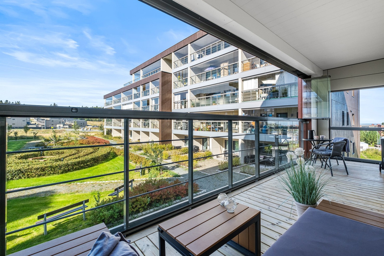 Her er det god plass til flere sittegrupper og grill Galleribilde