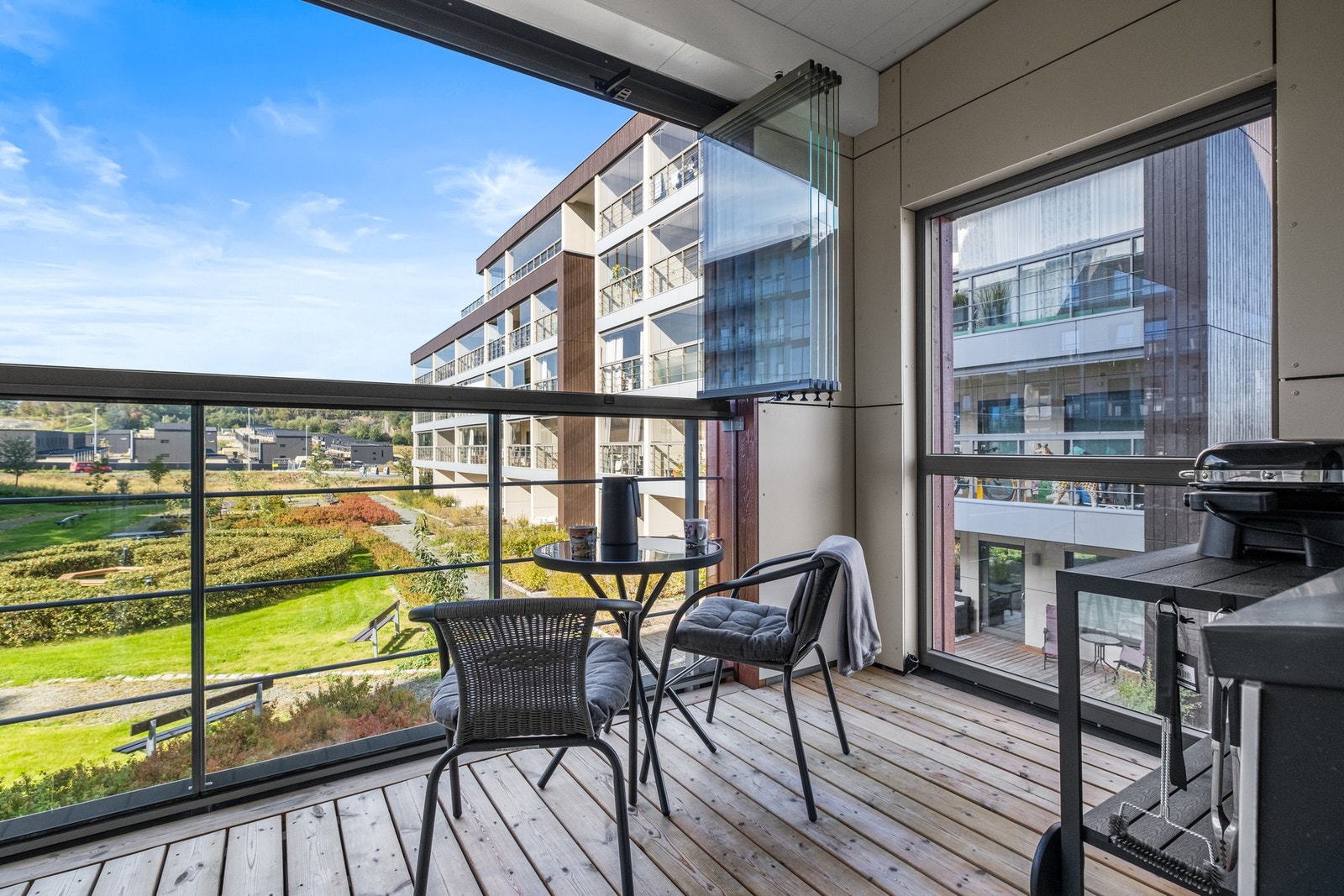 Balkongen er innglasset slik at den kan brukes hele året Galleribilde