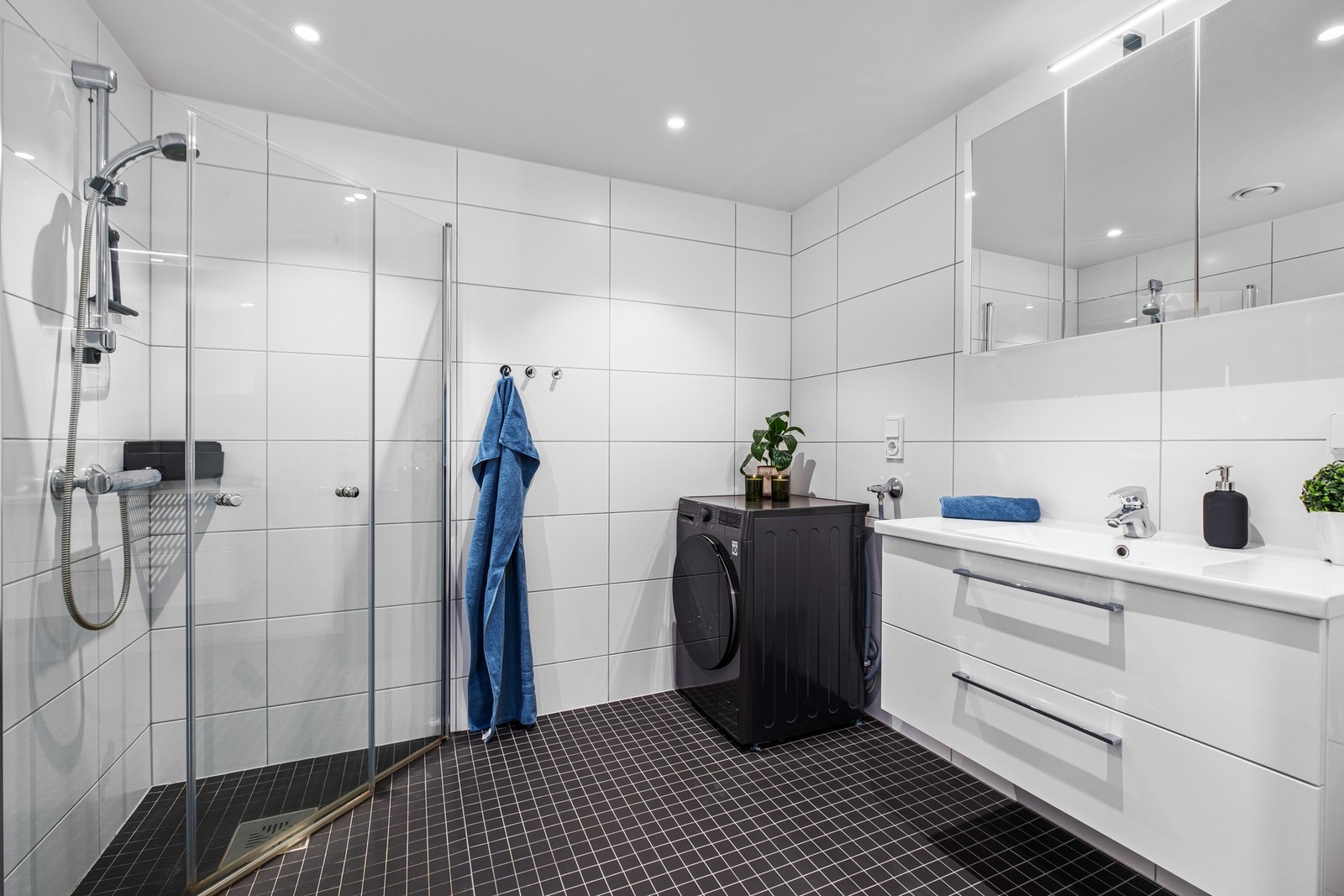 Pent, flislagt bad med opplegg for vaskemaskin Galleribilde