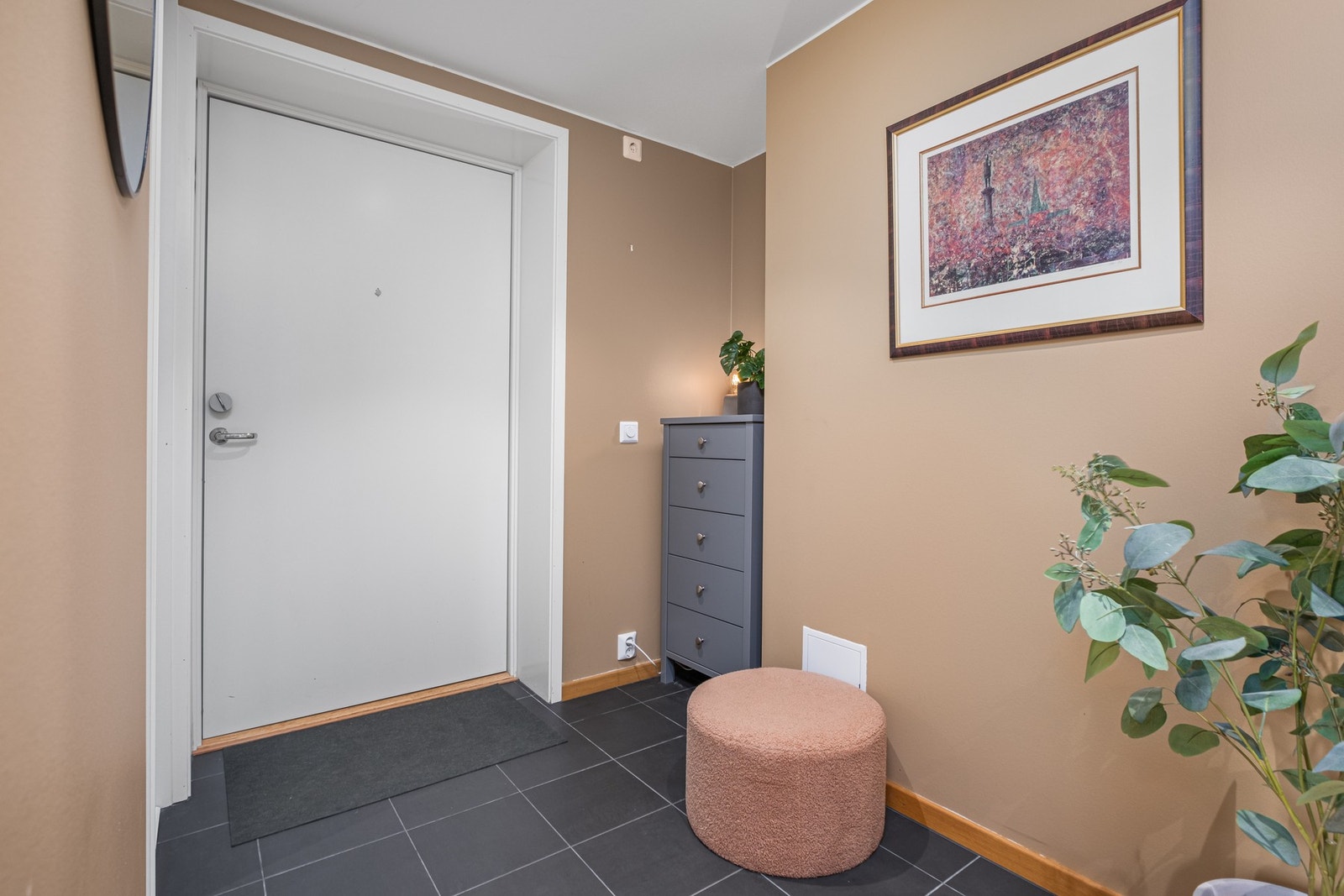 Pen og innbydende gang med skyvedørsgarderobe. Leiligheten har en praktisk beliggenhet med enkel adkomst til heisen som tar deg ut i 1. etasje eller ned i parkeringskjelleren. Galleribilde