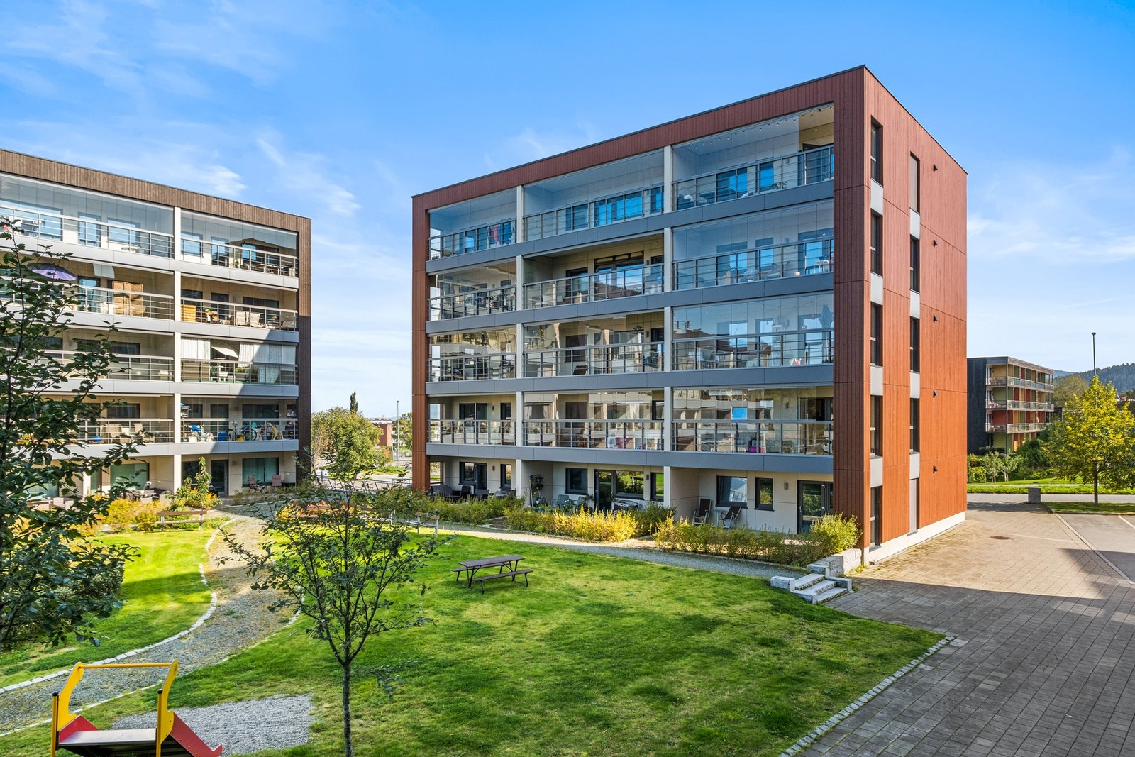 Leiligheten ligger fint til i 2. etasje. Området er pent opparbeidet med fine uteplasser både for store og små Galleribilde