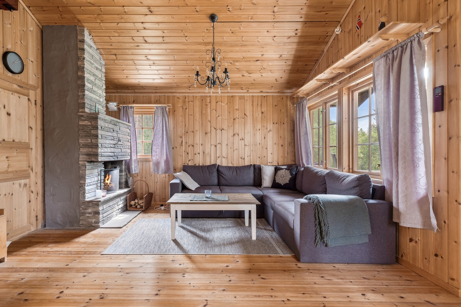 En naturlig plass for sofagruppa, foran den åpne peisen Galleribilde