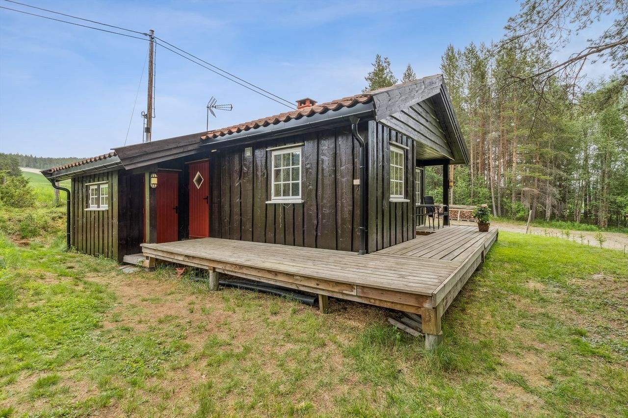 Terrasseplatting på 2 sider av hytta - en mindre del er overbygget Galleribilde