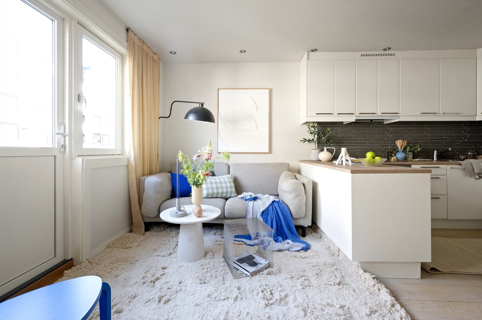 Veggene i stuesonen er holdt nøytrale og på gulv er det lagt en-stavs parkett på gulv Galleribilde