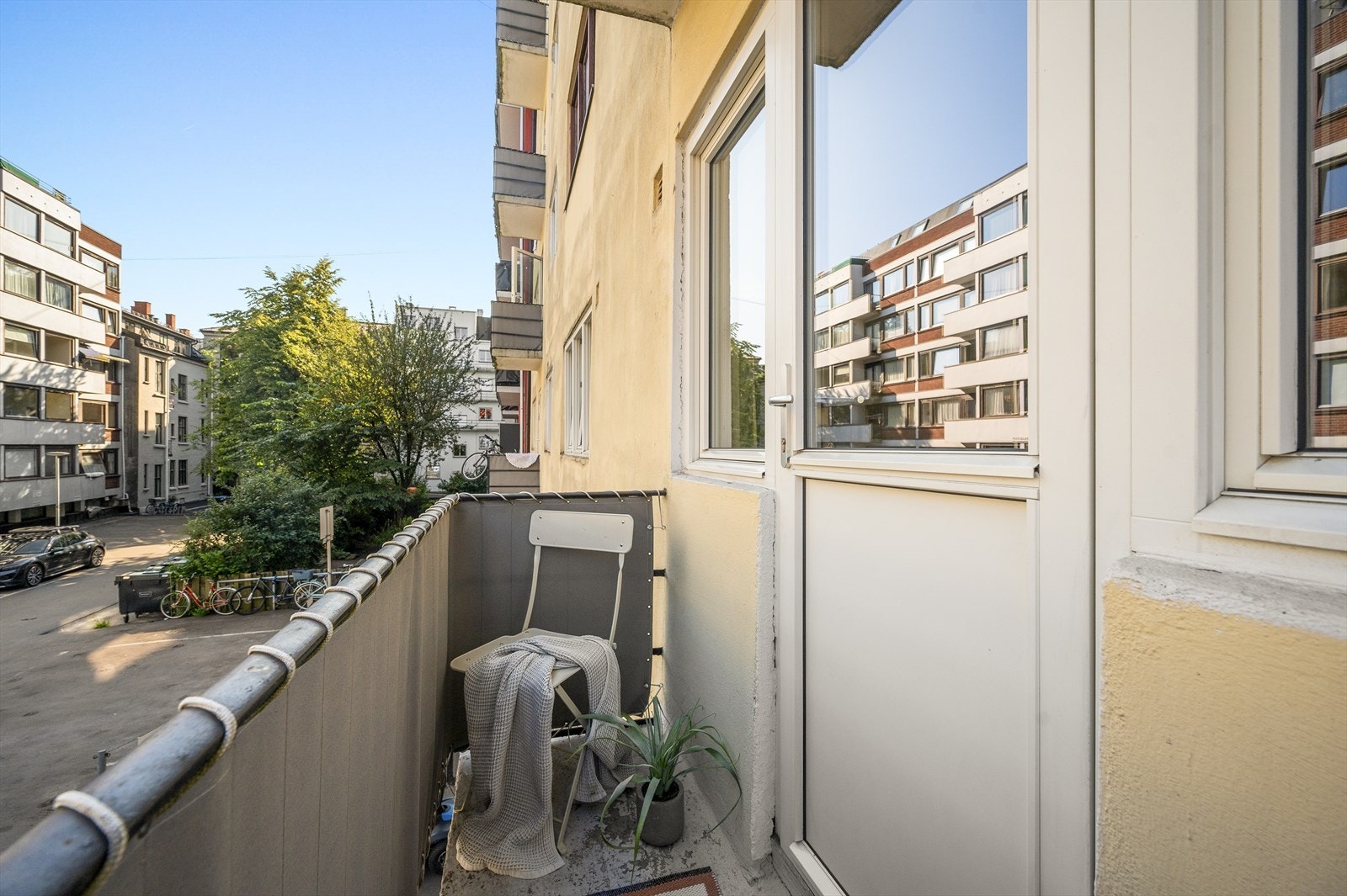 Boligens balkong vender ut mot rolig bakgård og har plass til cafesett Galleribilde