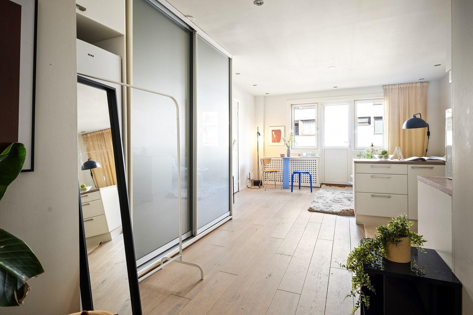 På vei inn blir du møtt av en trivelig entré med lysmalte overflater Galleribilde