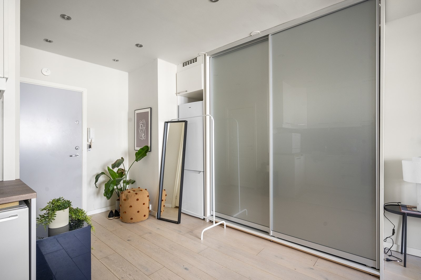 Det er plass til yttertøy og sko i skyvedørsgarderobe Galleribilde